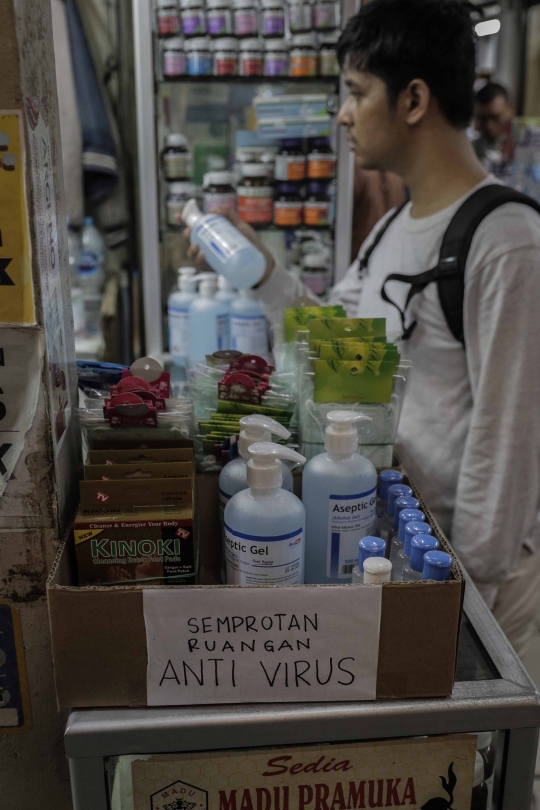 Warga Borong Masker di Pasar Pramuka