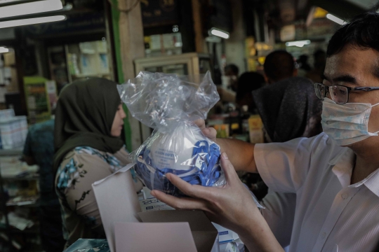 Warga Borong Masker di Pasar Pramuka