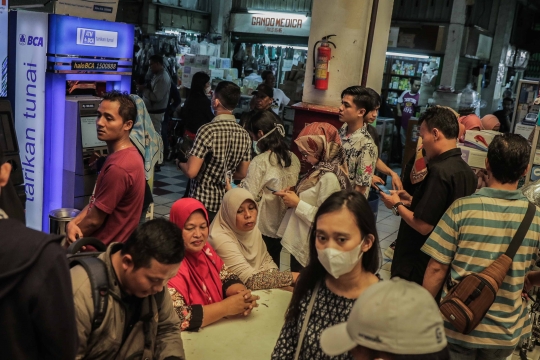 Warga Borong Masker di Pasar Pramuka