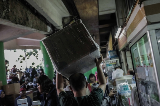 Warga Borong Masker di Pasar Pramuka