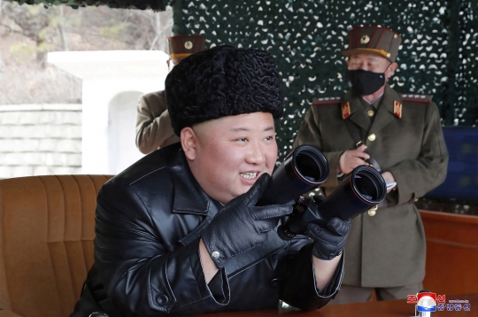 Ekspresi Kim Jong-un Pantau Peluncuran Rudal ke Laut Jepang