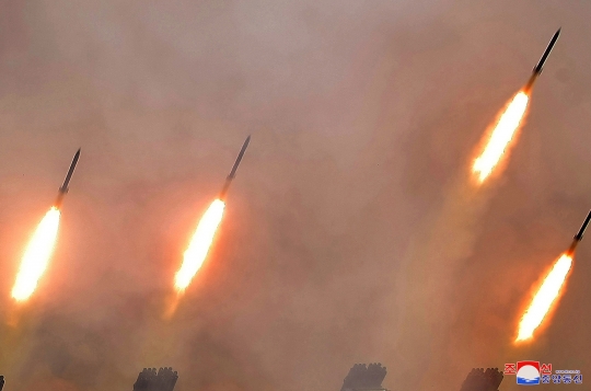 Ekspresi Kim Jong-un Pantau Peluncuran Rudal ke Laut Jepang