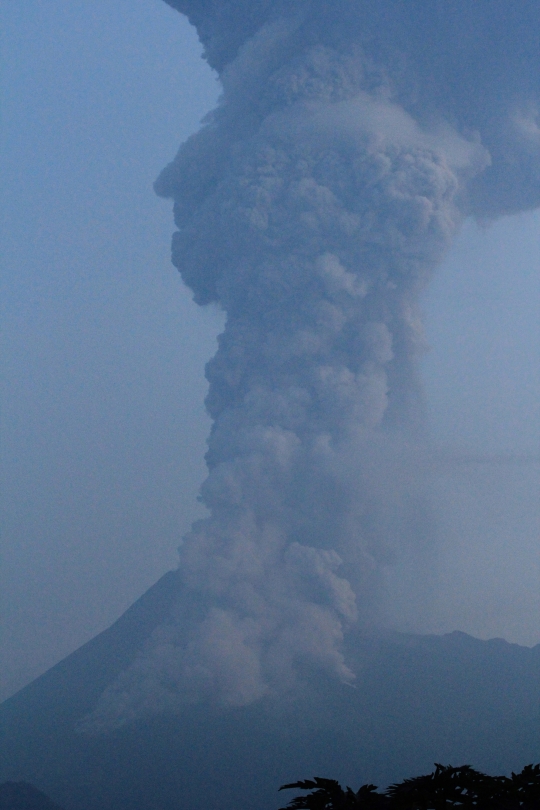 Penampakan Gunung Merapi Semburkan Abu Vulkanik Setinggi 6.000 Meter