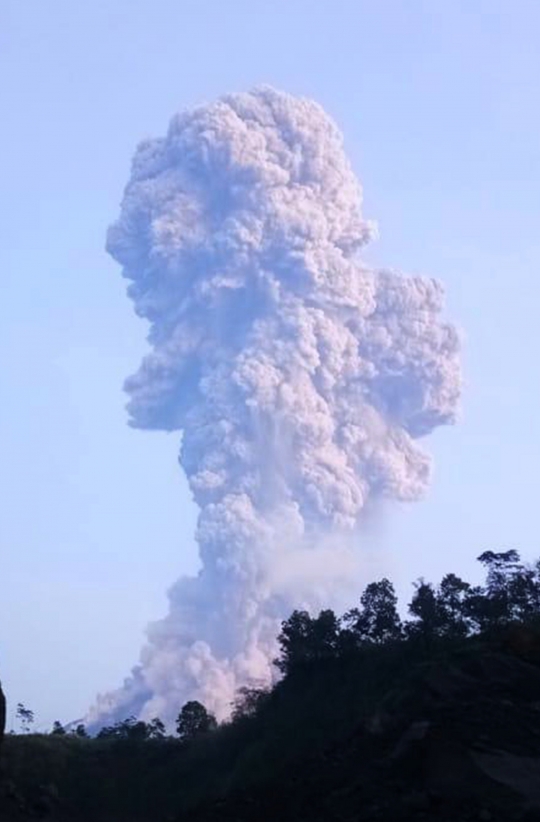 Penampakan Gunung Merapi Semburkan Abu Vulkanik Setinggi 6.000 Meter