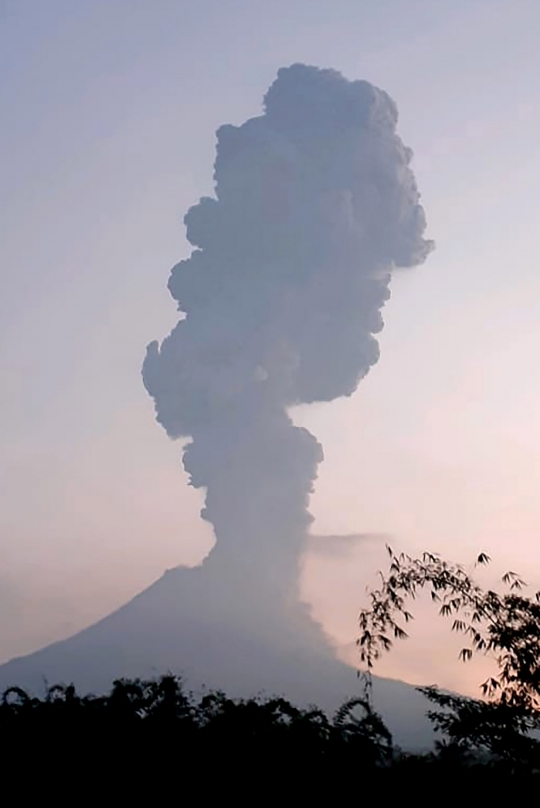 Penampakan Gunung Merapi Semburkan Abu Vulkanik Setinggi 6.000 Meter