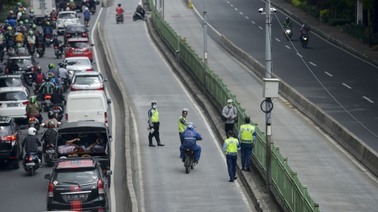 Bandelnya Pemotor Terobos Jalur Transjakarta