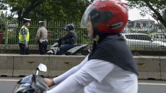 Bandelnya Pemotor Terobos Jalur Transjakarta