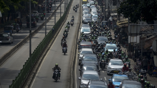 Bandelnya Pemotor Terobos Jalur Transjakarta