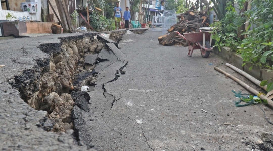 Jalan Kesatria di Matraman Dalam Ambles Sepanjang 100 Meter