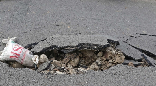 Jalan Kesatria di Matraman Dalam Ambles Sepanjang 100 Meter