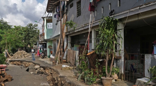 Jalan Kesatria di Matraman Dalam Ambles Sepanjang 100 Meter