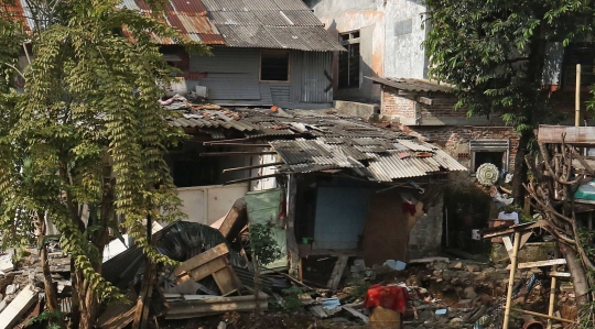 Deretan Rumah di Bantaran Kali Matraman Dalam Rusak Akibat Tanah Ambles