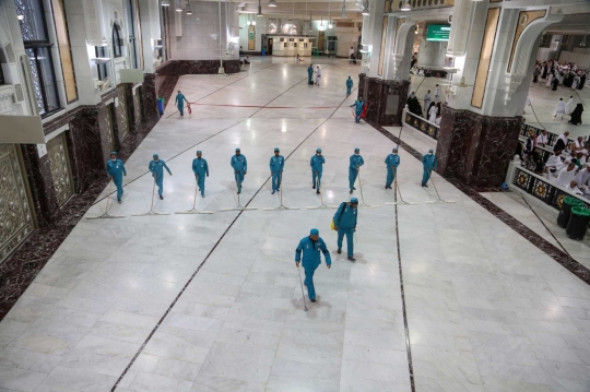 Aksi Petugas Bersihkan Lantai Masjidil Haram di Tengah Wabah Corona