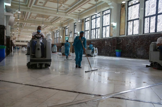 Aksi Petugas Bersihkan Lantai Masjidil Haram di Tengah Wabah Corona