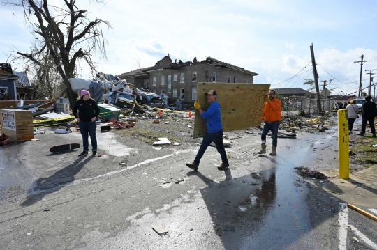 Tornado Hantam Nashville AS, Mobil Hingga Pesawat Bergelimpangan