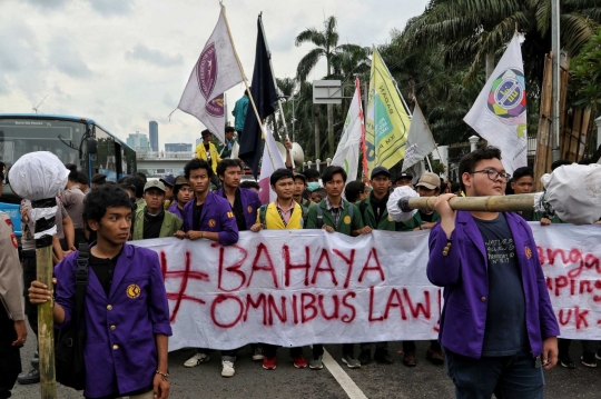 Tolak RUU Omnibus Law, Mahasiswa Geruduk Gedung DPR/MPR