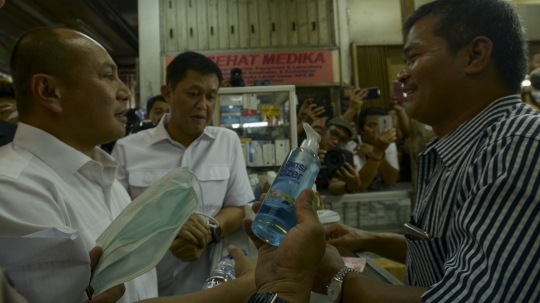 Polda Metro Jaya Gelar Sidak Penjualan Masker di Pasar Pramuka