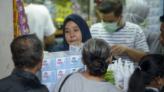 Polda Metro Jaya Gelar Sidak Penjualan Masker di Pasar Pramuka