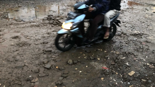 Bertahun-tahun Tidak Diperbaiki, Jalan Rusak di Depok Ini Kian Terbengkalai