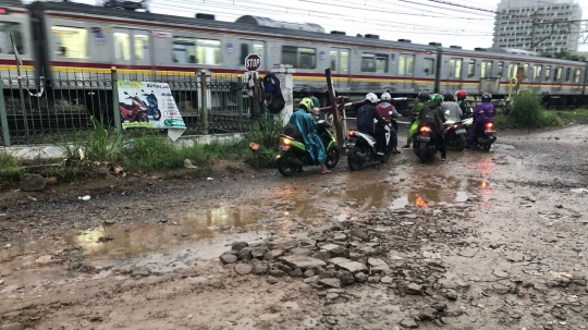 Bertahun-tahun Tidak Diperbaiki, Jalan Rusak di Depok Ini Kian Terbengkalai