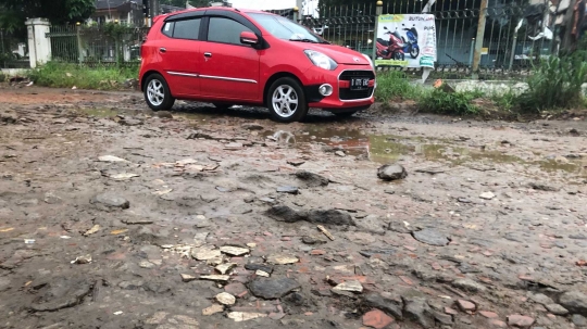 Bertahun-tahun Tidak Diperbaiki, Jalan Rusak di Depok Ini Kian Terbengkalai