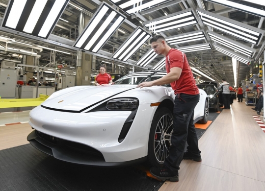 Melihat Pembuatan Mobil Listrik Pertama Porsche di Jerman