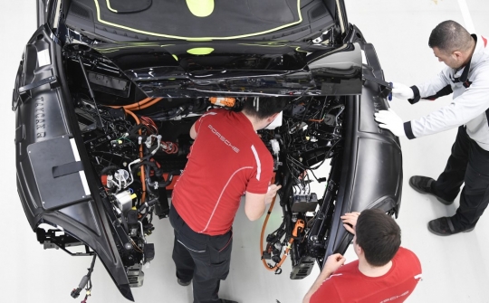 Melihat Pembuatan Mobil Listrik Pertama Porsche di Jerman