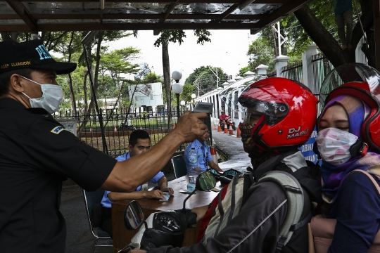 Antisipasi Corona, Pengunjung Gedung DPR Jalani Tes Suhu Tubuh