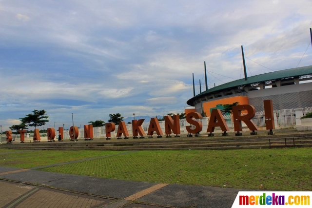  Foto Menikmati Sore Hari di Stadion Pakansari merdeka com