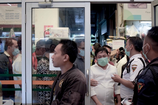 Antrean Pembeli Masker Murah di JakMart Pasar Pramuka Mengular