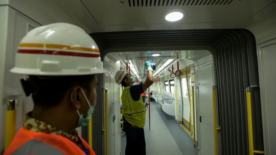 Waspada Virus Corona, Petugas Bersihkan Gerbong LRT