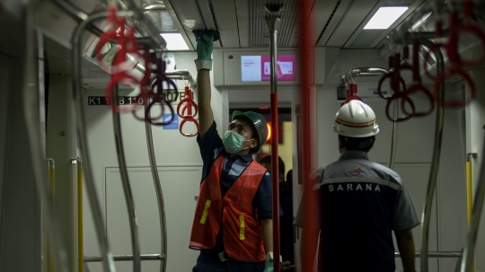 Waspada Virus Corona, Petugas Bersihkan Gerbong LRT