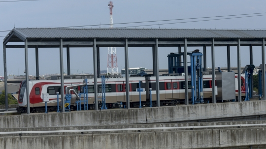 Waspada Virus Corona, Petugas Bersihkan Gerbong LRT