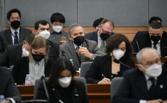 Bahas Virus Corona, Sejumlah Diplomat Kenakan Masker