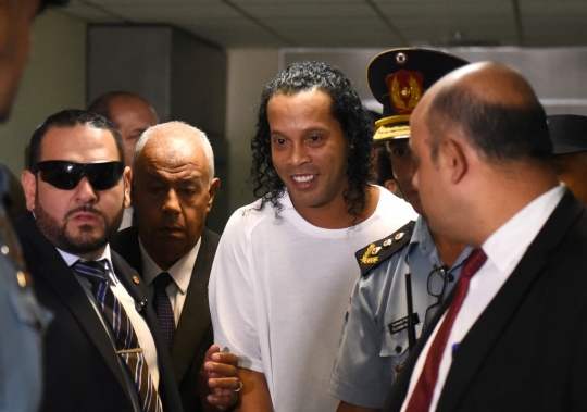 Ekspresi Ronaldinho Terjerat Kasus Pemalsuan Paspor