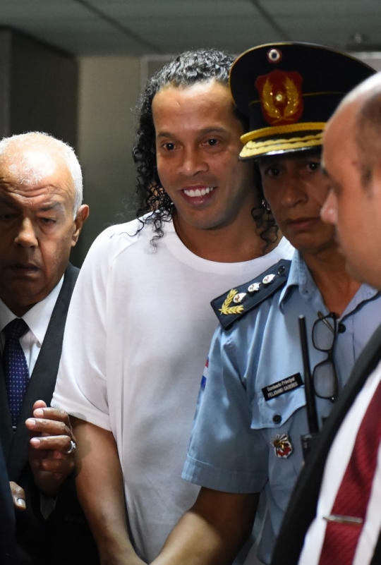 Ekspresi Ronaldinho Terjerat Kasus Pemalsuan Paspor