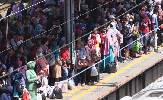 Corona Merebak, KRL Tetap Ramai Penumpang