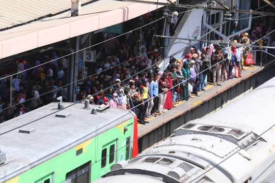 Corona Merebak, KRL Tetap Ramai Penumpang