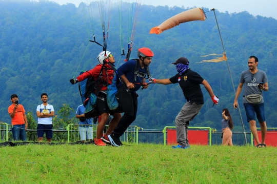 Corona Mewabah, Turis Asing Asyik Main Gantole di Puncak Bogor