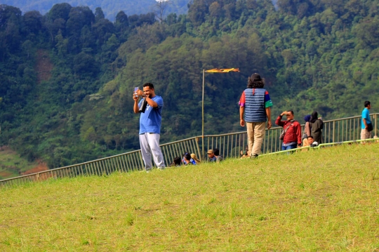 Corona Mewabah, Turis Asing Asyik Main Gantole di Puncak Bogor