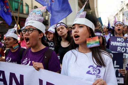 Aksi Bakar Patung Duterte Warnai Hari Perempuan Internasional di Filipina