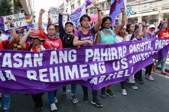 Aksi Bakar Patung Duterte Warnai Hari Perempuan Internasional di Filipina