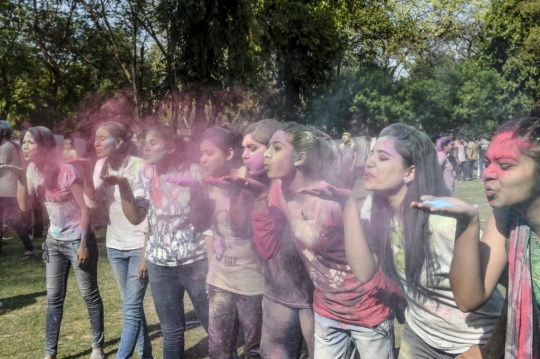 Melihat Festival Holi Penuh Warna di India