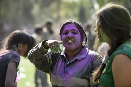 Melihat Festival Holi Penuh Warna di India