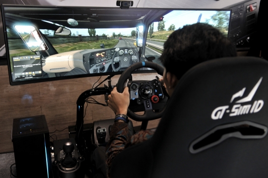 Sensasi Mengendarai Truk Mercedes Benz via Simulator