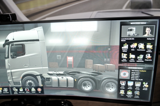 Sensasi Mengendarai Truk Mercedes Benz via Simulator