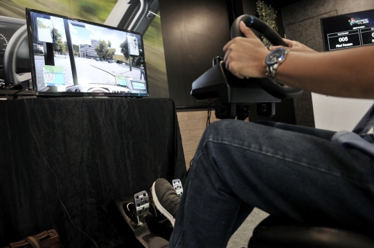 Sensasi Mengendarai Truk Mercedes Benz via Simulator