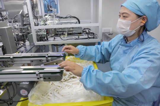 Melihat Produksi Alat Tes Virus Corona di China