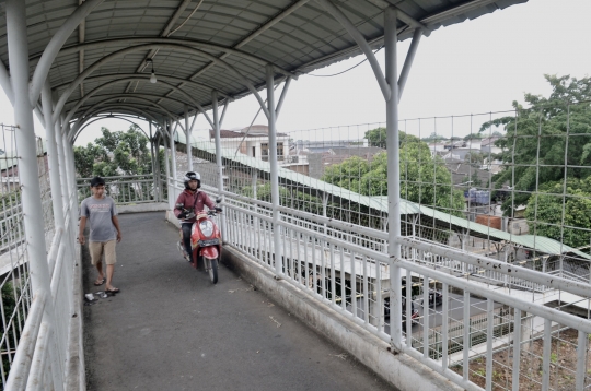 Ugal-Ugalan Pemotor Terobos JPO Stasiun Pasar Minggu Baru