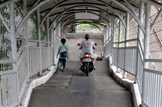 Ugal-Ugalan Pemotor Terobos JPO Stasiun Pasar Minggu Baru